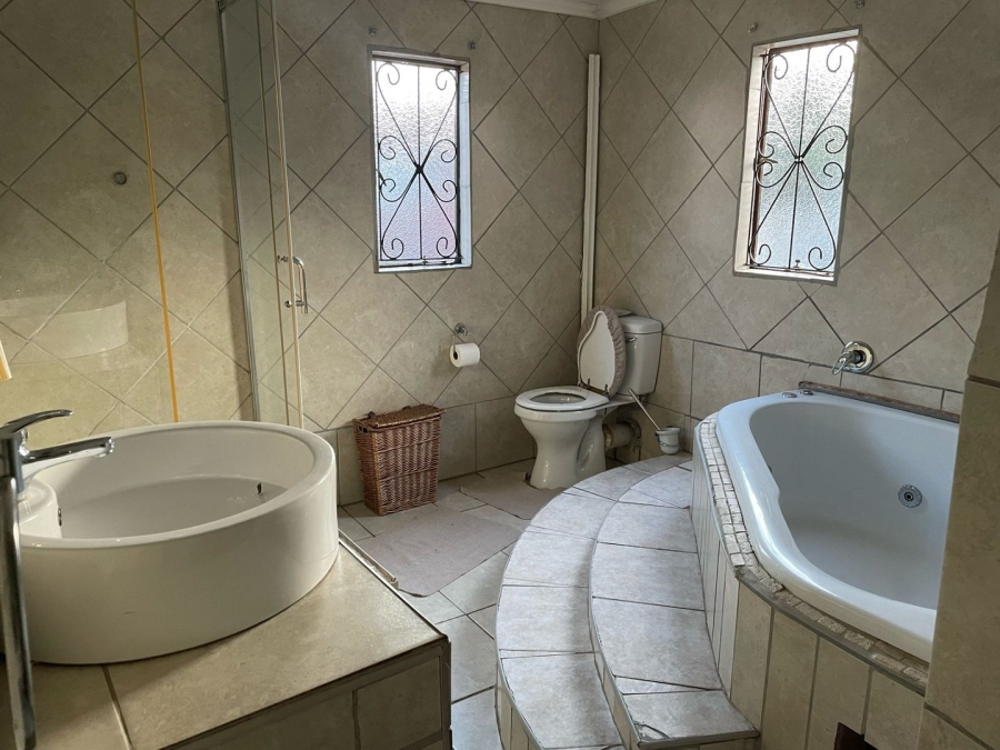 3 Bedroom Property for Sale in Molifi Tau Kloof Free State